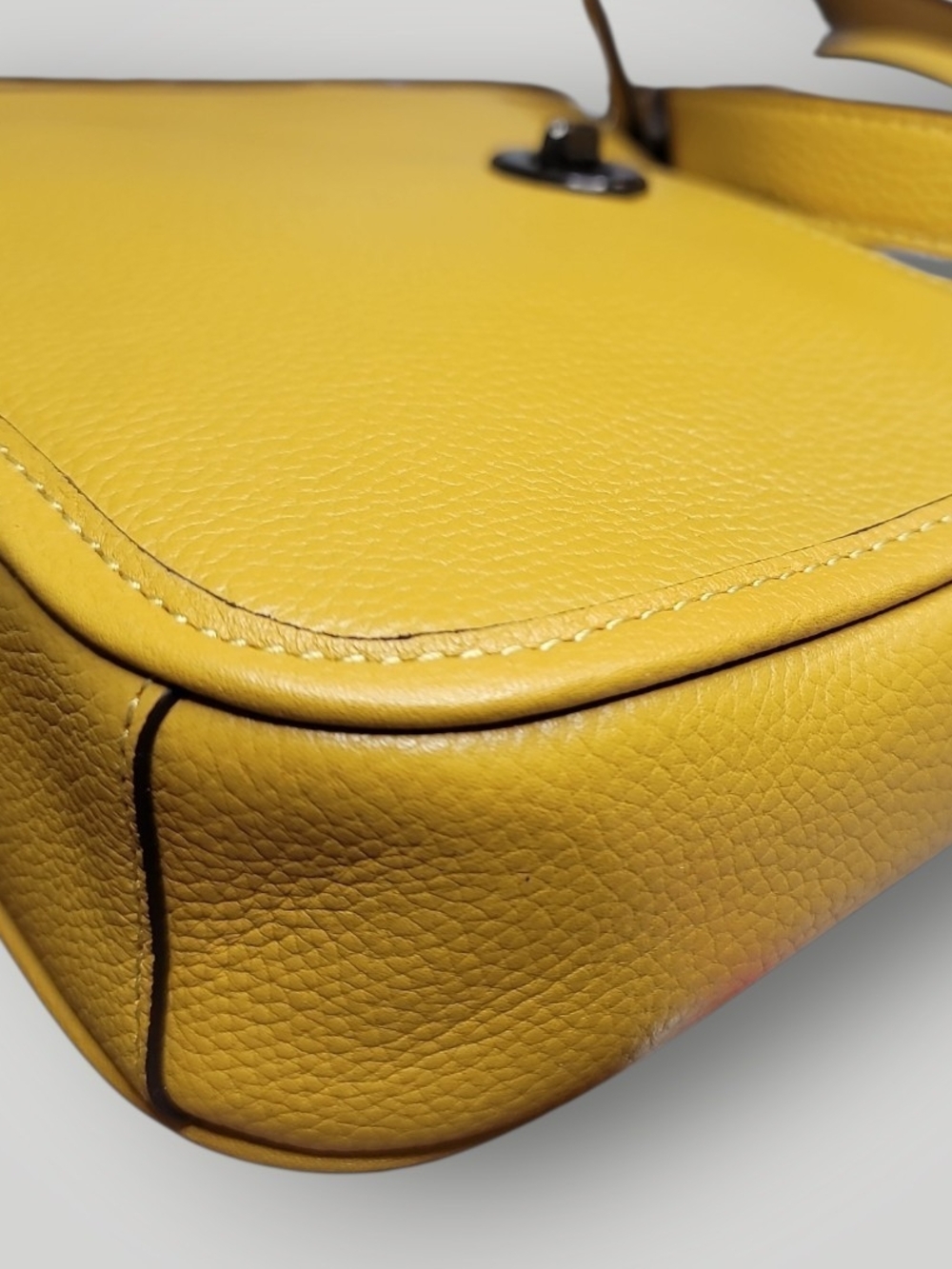 COACH Pebble Leather Chaise Crossbody 19 Bag ~ Style CC390 Flax Color Like New - Picture 11 of 16